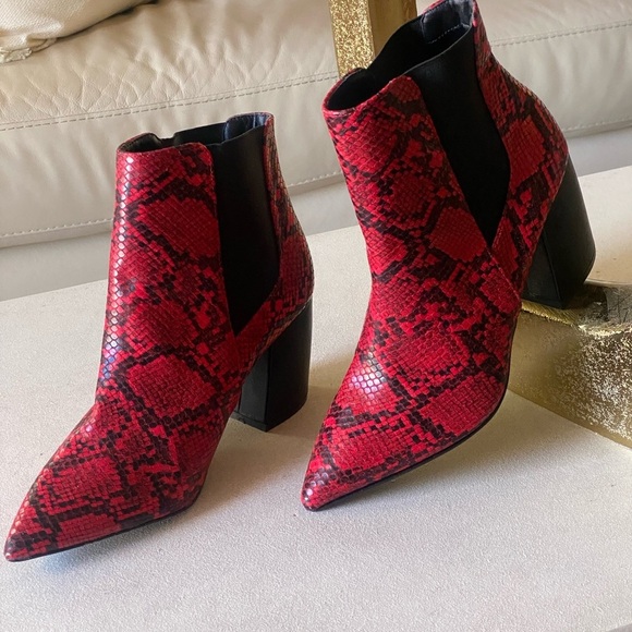 QUPID Red Hot Snakeskin Chunky 2.5” Heel Ankle Boots Size 8.5 Fireside Footwear - Picture 16 of 16